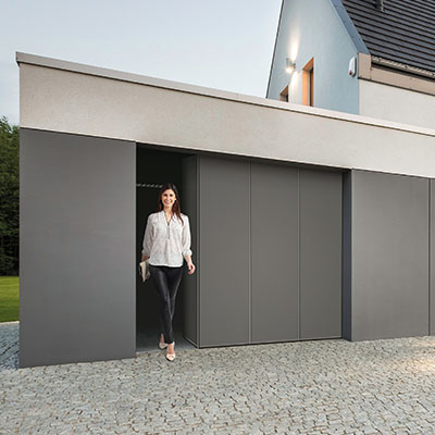 Porte de garage sectionnelle latérale pour un garage d'une maison individuelle